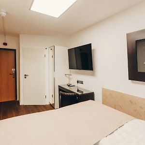 Kleine Kamer met een King Size Bed